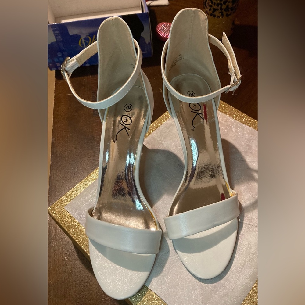 Ladies Size 7M It’s OK White 3” Heels